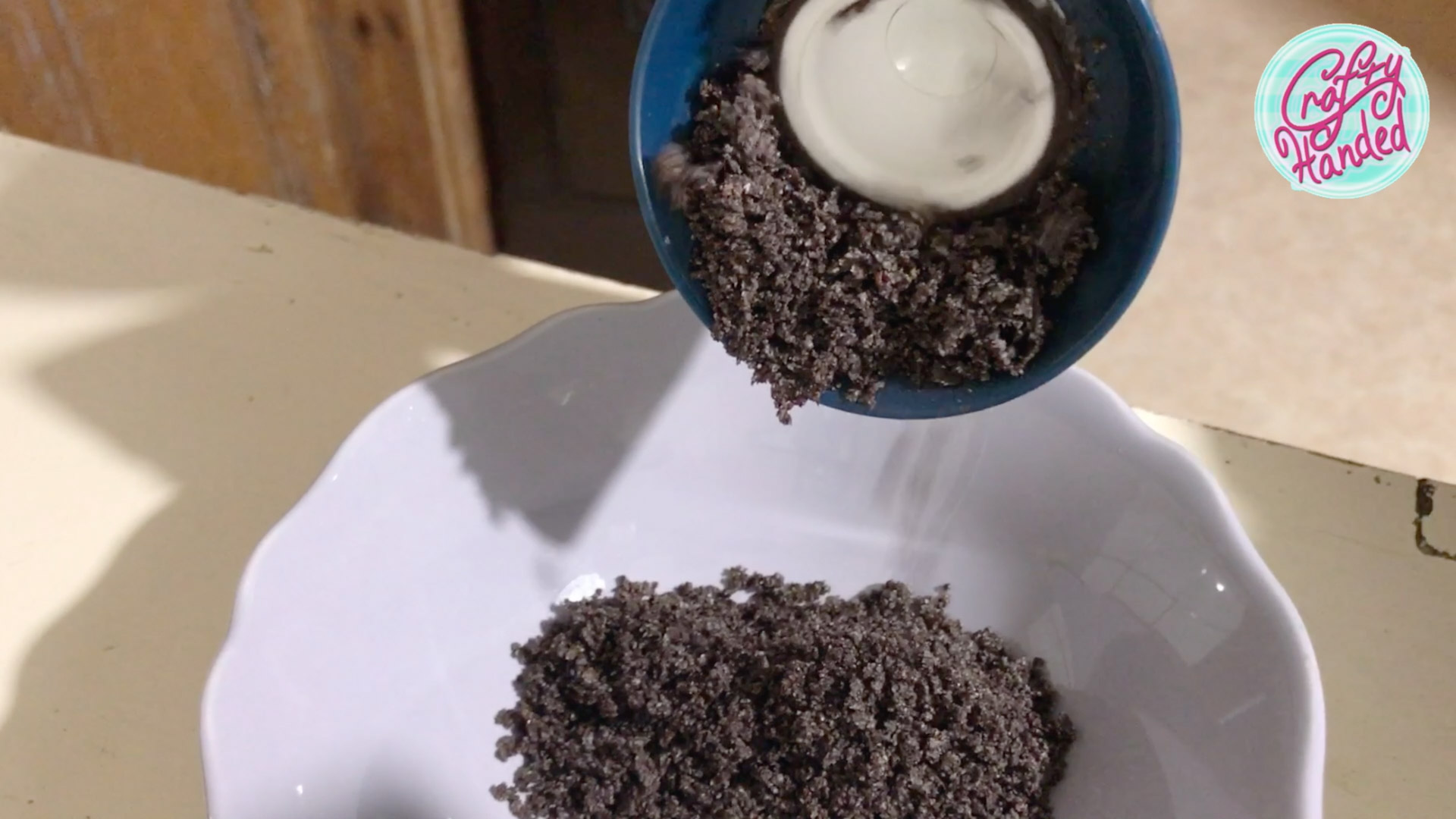 Grinding mill with poppy seeds